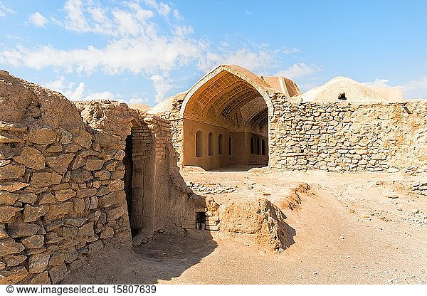 Ruinen von Ritualgebäuden in der Nähe des zoroastrischen Turms des Schweigens Dakhmeh  Yazd  Iran  Asien