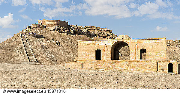 Ruinen von Ritualgebäuden in der Nähe des zoroastrischen Turms des Schweigens Dakhmeh  Yazd  Iran  Naher Osten