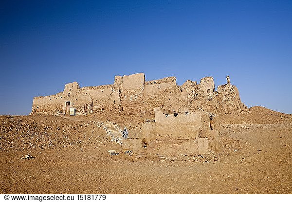 Ruinen von Tempel El-Ghweita in Kharga Oase  Libysche Wueste  Aegypten