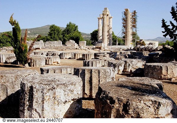Ruinen von Zeus Tempel  400 v. Chr.  archäologische Stätte von Nemea  Korinthia  Peloponnes  Griechenland