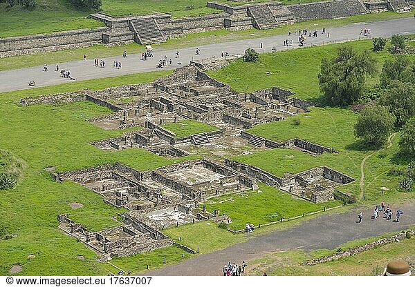Ruinenfundamente an der Straße der Toten  Ruinenstadt Teotihuacan  Mexiko  Mittelamerika