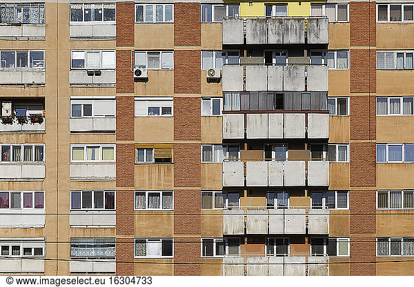 Rumänien  Crisana  Arad  Fassade eines Wohnhauses