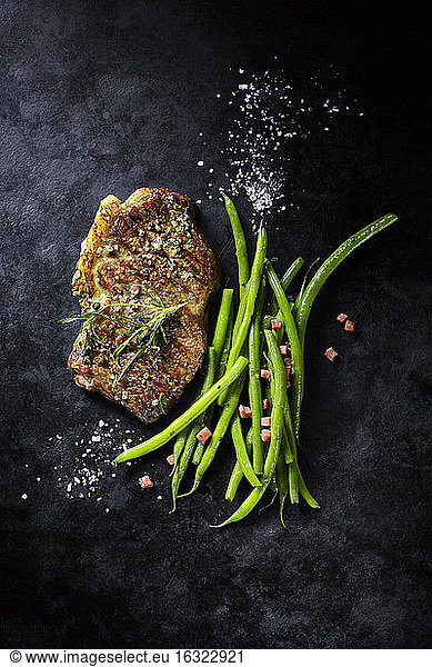 Rump steak with green beans and bacon
