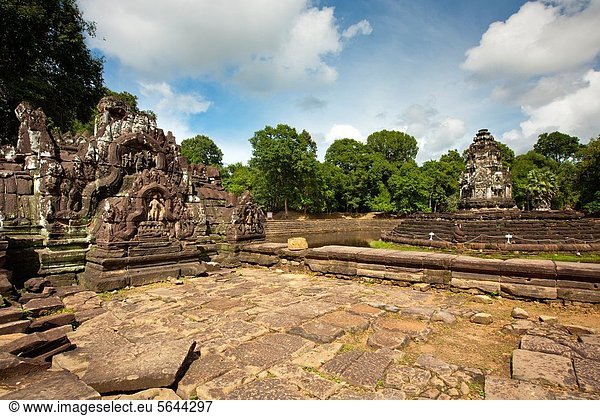 rund  Insel  bauen  fünfstöckig  Buddhismus  Schlange  König - Monarchie  umarmen  Angkor  künstlich  Asien  Kambodscha