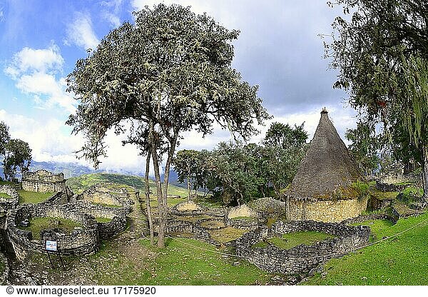 Runde Grundmauern und rekonstruierte Hütte in der Ruinenstadt der Chachapoya Kultur  Kuelap  Provinz Luya  Region Amazonas  Peru  Südamerika