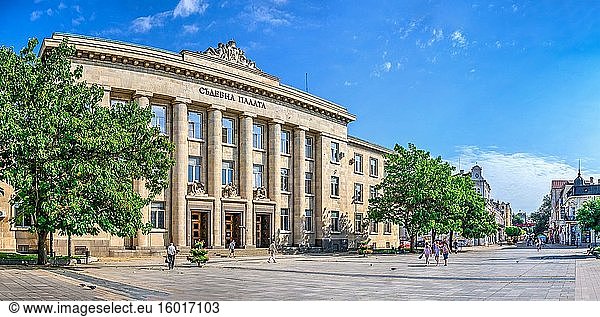 Ruse  Bulgarien 2019. Regionales Gericht in der Stadt Ruse  Bulgarien  an einem sonnigen Sommertag.