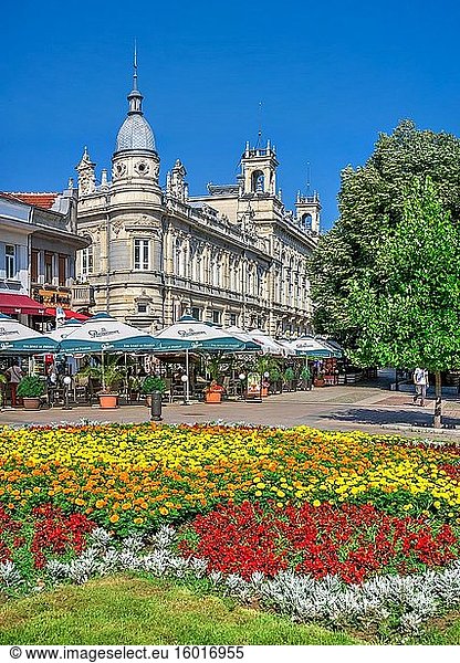Ruse  Bulgarien 2019. Straßencafé in der Stadt Ruse in Bulgarien  an einem sonnigen Sommertag.