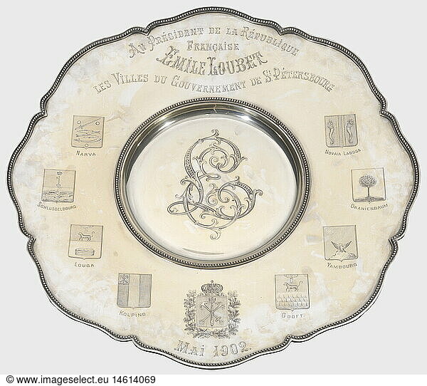 RUSSIAN SALE  Großer Silberteller an den französischen Präsidenten Emile Loubet  Geschenk des Gouvernements St. Petersburg  1902 Silber  geschweifter Rand. Im Spiegel das Monogramm Loubets 'EL'  auf der breiten Fahne die Wappen von acht Städten des Gouvernements sowie das Wappen St. Petersburgs mit Zarenkrone. Widmungsinschrift 'Au Président de la République Francaise Emile Loubet - Les Villes du Gouvernement de St. Pétersbourg'  datiert 'Mai 1902'. Rs. kyrillische Meisterpunze 'EK'  St. Petersburger Feingehaltspunze für '84' zolotniki  Beschaumeister 'Ja L' (Jakov Lyapunov) sowie Gravur 'Fournisseur de la Cour Imperiale J.E. Morossoff St. Petersbourg'. Durchmesser 63 cm  Gewicht ca. 3850 g. Emile Loubet war von 1899 - 1906 achter Präsident der Republik Frankreich. Im September 1901 empfing er Zar Nikolaus II. in Paris und anlässlich seines Gegenbesuches in Russland 1902 wurde ihm dieser prächtige Silberteller verehrt