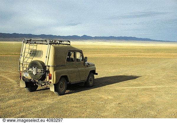 Russischer Geländewagen UAZ in weiter Steppe Camp Tuvshin Mongolei