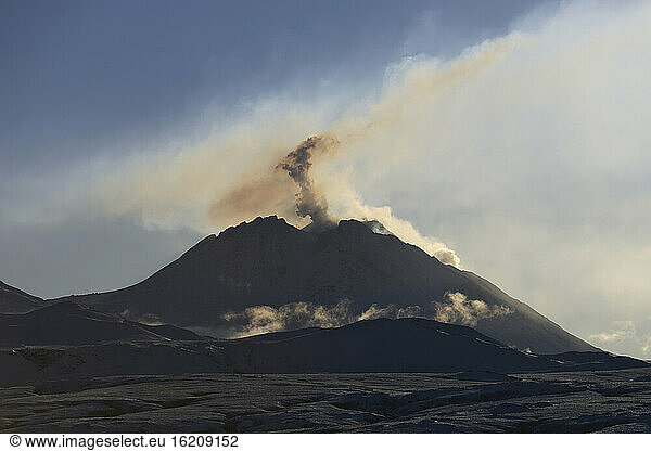 Russland  Ansicht des Ausbruchs des Vulkans Bezymianny