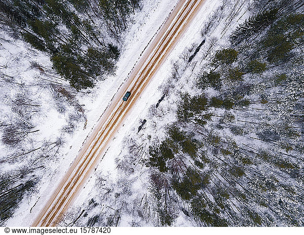 Russland  Gebiet Leningrad  Luftaufnahme einer Straße  die im Winter durch den Wald führt