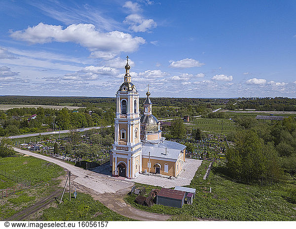 Russland  Gebiet Moskau  Luftaufnahme einer Kirche auf dem Land im Frühling