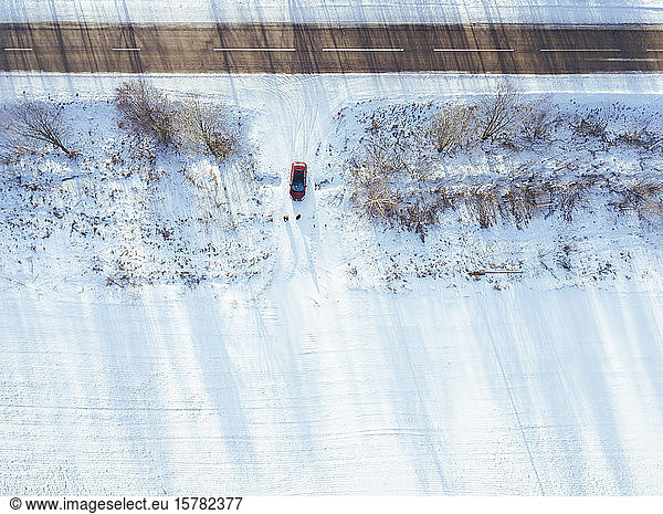 Russland  Gebiet Moskau  Luftaufnahme eines Autos  das in ein schneebedecktes Feld fährt