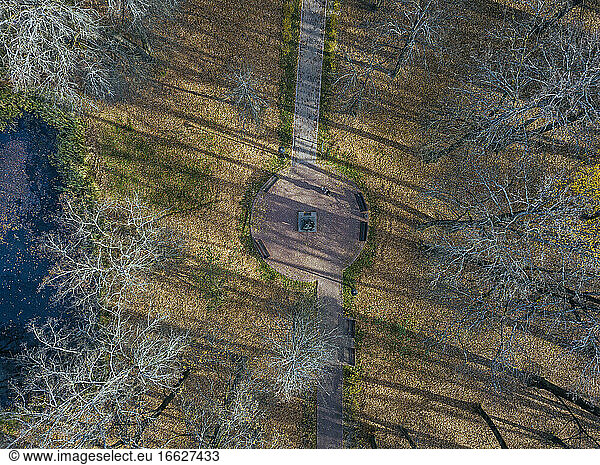 Russland  Gebiet Moskau  Sergijew Posad  Luftaufnahme des Denkmals für Michail Prischwin im Herbstpark