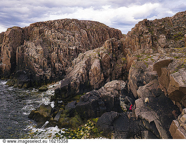 Russland  Gebiet Murmansk  Bezirk Kolskij  Teriberka  Spaziergänger an der Felsenküste  Luftaufnahme