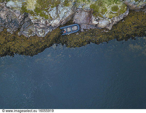 Russland  Gebiet Murmansk  Bezirk Kolsky  Teriberka  Boot an felsiger Küste