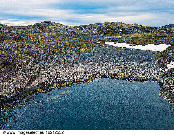 Russland  Gebiet Murmansk  Teriberka  Luftaufnahme der felsigen Küstenlinie der Barentssee