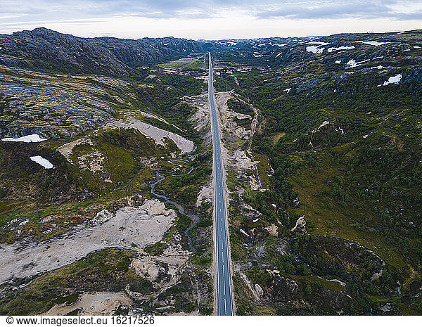 Russland  Gebiet Murmansk  Teriberka  Luftaufnahme einer geraden Asphaltstraße durch eine bergige Landschaft