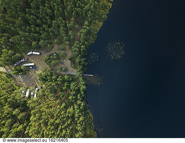 Russland  Gebiet Petrosawodsk  Karelien  Autoparkplatz am Waldsee  Luftaufnahme