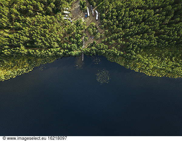 Russland  Gebiet Petrosawodsk  Karelien  Autoparkplatz am Waldsee  Luftaufnahme