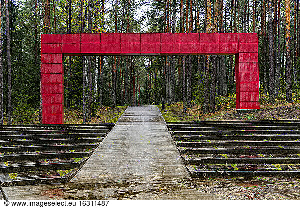 Russland  Gebiet Smolensk  Katyn  Schritte vor dem rot bemalten Denkmal auf dem Kriegsfriedhof von Katyn