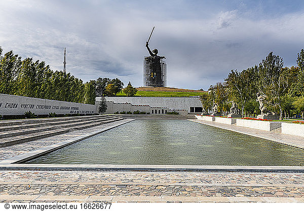 Russland  Gebiet Wolgograd  Wolgograd  Skulptur Teich und Vaterland in Mamayev Kurgan
