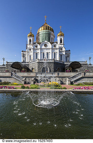 Russland  Moskau  Christ-Erlöser-Kathedrale und Springbrunnen im Park