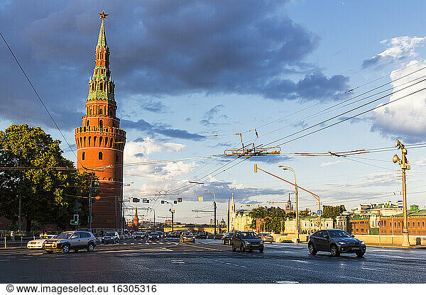 Russland  Moskau  Fluss Moskwa  Kremlmauer mit Turm