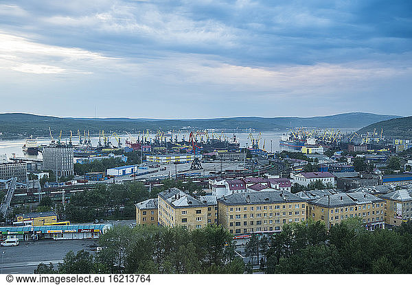 Russland  Murmansk  Stadtbild bei Sonnenuntergang