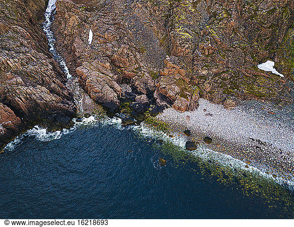 Russland  Oblast Murmansk  Teriberka  Luftaufnahme eines Wasserfalls an der Küste der Barentssee