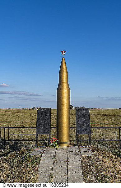 Russland  Republik Kalmückien  Riesiges goldfarbenes Gewehrkugeldenkmal