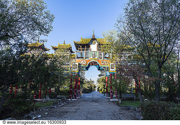 Russland  Republik Kalmykien  Elista  Goldenes Tor im Druschba-Park