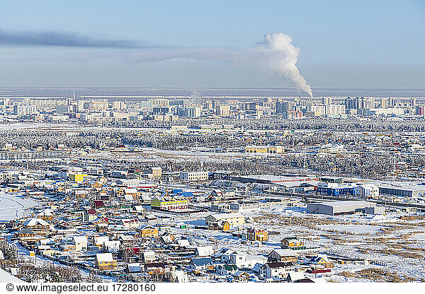 Russland  Republik Sacha  Jakutsk  Schneebedeckte Stadt im Winter