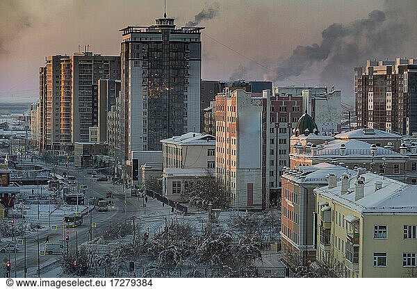 Russland  Republik Sacha  Jakutsk  Stadt in der Abenddämmerung
