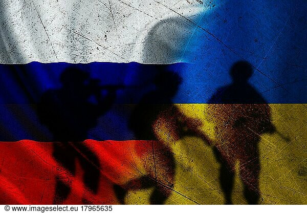 Russland vs Ukraine Flagge auf rissige Wand  Konzept des Krieges zwischen Russland und der Ukraine  Silhouette von Soldaten auf Russland