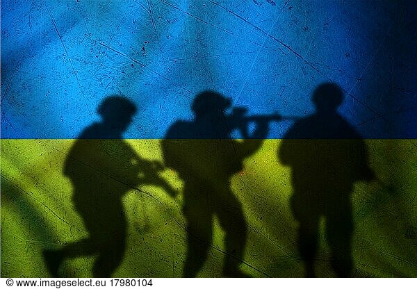 Russland vs Ukraine Flagge auf rissige Wand  Konzept des Krieges zwischen Russland und der Ukraine  Silhouette von Soldaten auf Russland