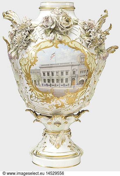 RUSSLAND ZARENREICH  Ansichtenvase 'Russische Botschaft in Berlin'  KÃ¶nigliche Porzellan-Manufaktur (KPM) um 1914/15 WeiÃŸes  glasiertes Porzellan mit reichem Golddekor und sehr fein plastisch gearbeiteter  handbemalter Rosenstaffage sowie erhabenen AkanthusblÃ¤ttern. Schauseitig handgemalte Darstellung des beflaggten (schwarz-weiÃŸ-rot) BotschaftsgebÃ¤udes. Rs. handgemalter BlumenstrauÃŸ mit Schleife und goldgehÃ¶htem Besitzermonogramm 'EM'. Zweiteilig gearbeitet  Deckel fehlt. Kl. Fehlstellen und BeschÃ¤digungen  ein grÃ¶ÃŸerer Haar- und Brandriss. Im FuÃŸ blau unterglasierte Szeptermarke. HÃ¶he 51 cm. Das BotschaftsgebÃ¤ude in Berlin  Unter den Linden  des zaristischen Russlands war ursprÃ¼nglich das Palais der Prinzessin Amalie  Schwester Friedrichs des GroÃŸen. 1831 wurde es zuerst gepachtet  1837 erworben und 1842 aufwÃ¤ndig umgebaut. So entstanden 101 Zimmer auf drei Etagen  darunter eine Wohnung fÃ¼r Zar Nikolaus I.  der als GrundeigentÃ¼mer auch das Berliner BÃ¼rgerrecht erwarb. WÃ¤hrend des 1. Weltkrieges ist die Botschaft verwaist und beherbergt anschlieÃŸend den sowjetischen Gesandten. Mit der Evakuierung sowjetischer Diplomaten und BÃ¼rger im Juni 1942 wurde das GebÃ¤ude Rosenbergs 'Ostministerium' und bald darauf durch alliierte Luftangriffe vÃ¶llig zerstÃ¶rt. An gleicher Stelle errichtete 1949 - 51 die Sowjetunion einen gewaltigen Monumentalbau  der bis heute als Sowjetische/Russische Botschaft verwendet wird.