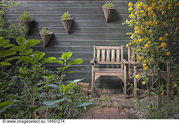 Rustikale Stühle im Garten
