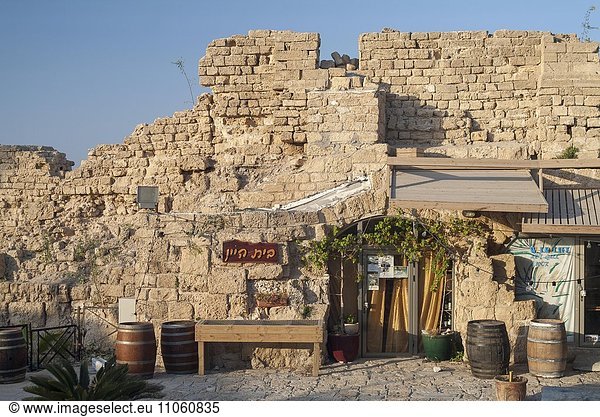 Rustikale Weinschänke an der Festungsmauer archäologische Ausgrabung antike Stadt Caesarea Maritima auch Cäsarea oder Caesarea Nationalpark Scharonebene oder Scharon-Ebene am Mittelmeer Israel Asien