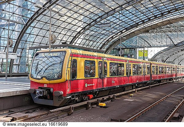 S-Bahn Berlin Zug S Bahn im Bahnhof Hauptbahnhof Hbf  Berlin  Deutschland  Europa