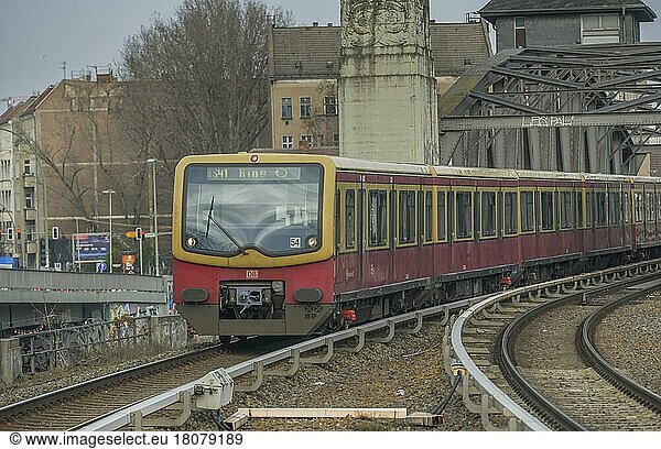 S-Bahn nahe S-Bahnhof Treptower Park  Treptow-Köpenick  Berlin  Deutschland  Europa