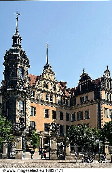 Sächsisches Königsschloss Dresden mit Eingang zur Schatzkammer Grönes Gewölbe - Deutschland.