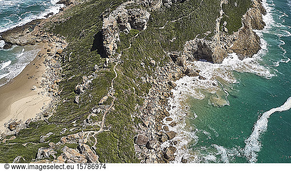 Südafrika  Robberg Nature Reserve  Luftaufnahme der Felsküste
