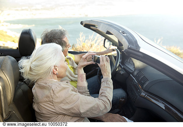 Südafrika  Seniorenpaar in einem Cabrio sitzend mit Blick auf die Aussicht