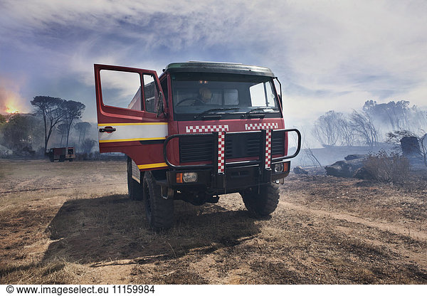 Südafrika  Stellenbosch  Feuerwehrauto  das nach einem Buschbrand auf dem verwüsteten Land geparkt wurde.