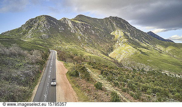 Südafrika  Westkap  Swellendam  Luftaufnahme eines 4x4-Autos  das entlang einer Bergautobahn fährt