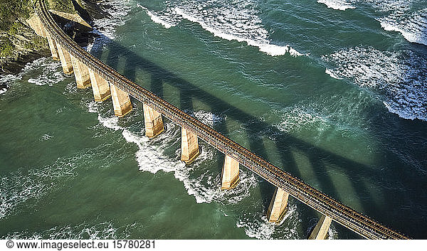 Südafrika  Wildnis  Luftaufnahme der Kaaimans-Flussbrücke und des Ozeans