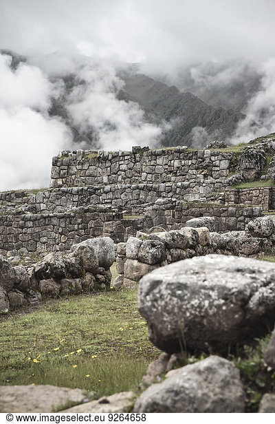 Südamerika  Peru  Blick auf Chinchero  Steinmauern