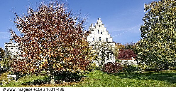Südansicht von Schloss Lichtenstein  oberhalb des Dorfes Honau bei Reutlingen  Baden-Württemberg  Deutschland.