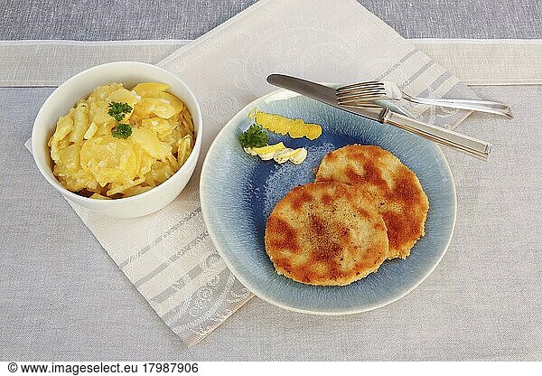 Süddeutsche Küche vegetarisch  Sellerieschnitzel mit schwäbischem Kartoffelsalat  Mayonnaise  Teller  Besteck  Deutschland  Europa